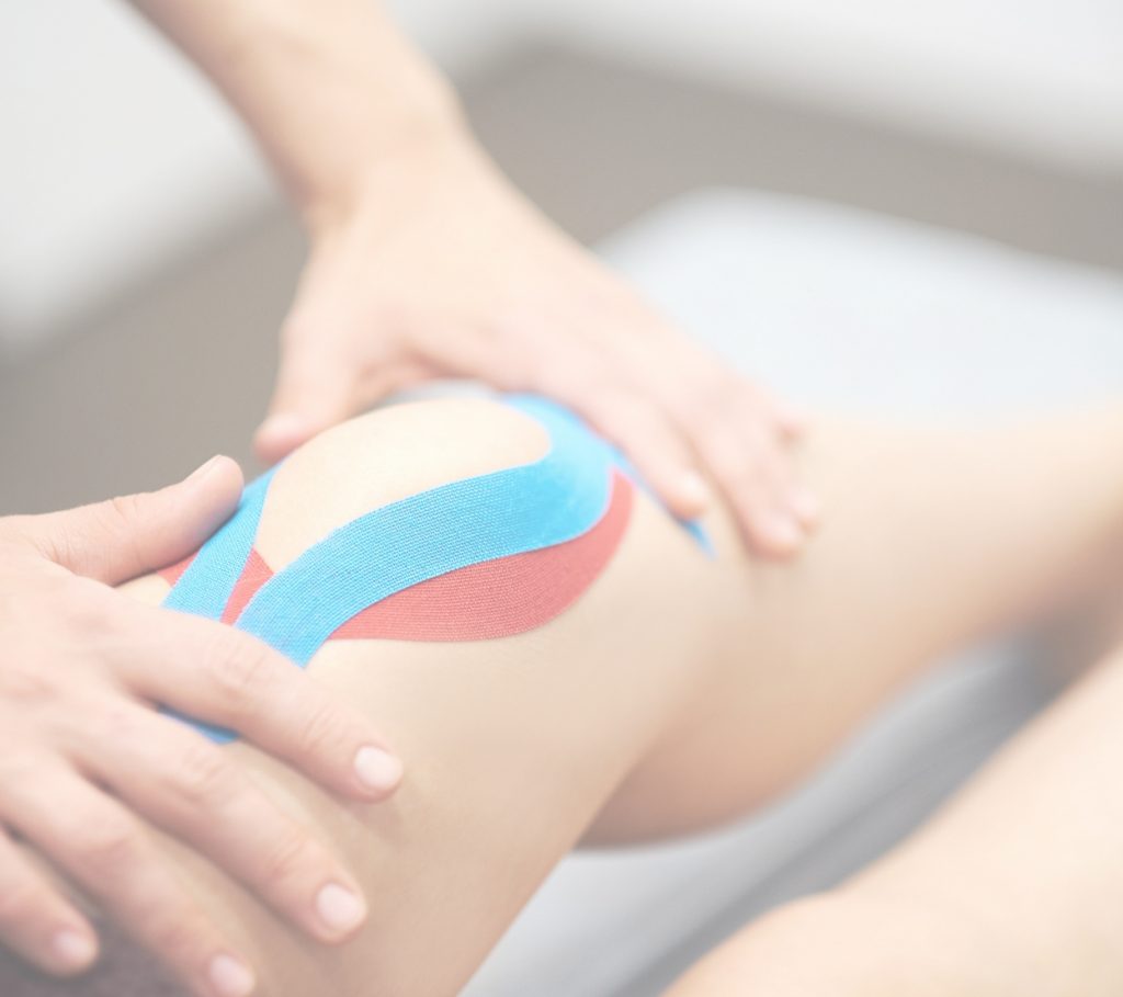 Applicazione di kinesiotape su un paziente
