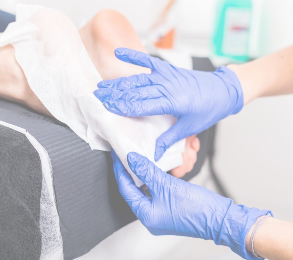Applicazione di una medicazione avanzata su un paziente di FC Studio Medico